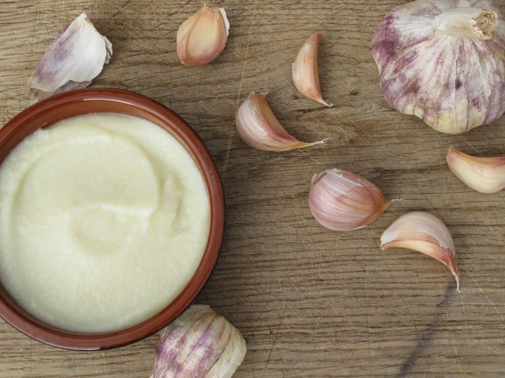 Garlic purée with whole garlic
